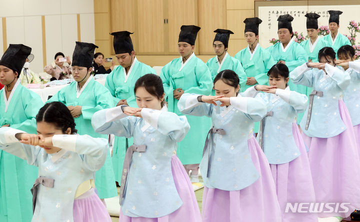 [부산=뉴시스] 하경민 기자 = 제52회 성년의 날인 20일 오후 부산 사상구 부산시여성문화회관 대강당에서 열린 '전통 성년례'에 참가한 남녀 성년자 22명이 큰절을 하고 있다. 2024.05.20. yulnetphoto@newsis.com