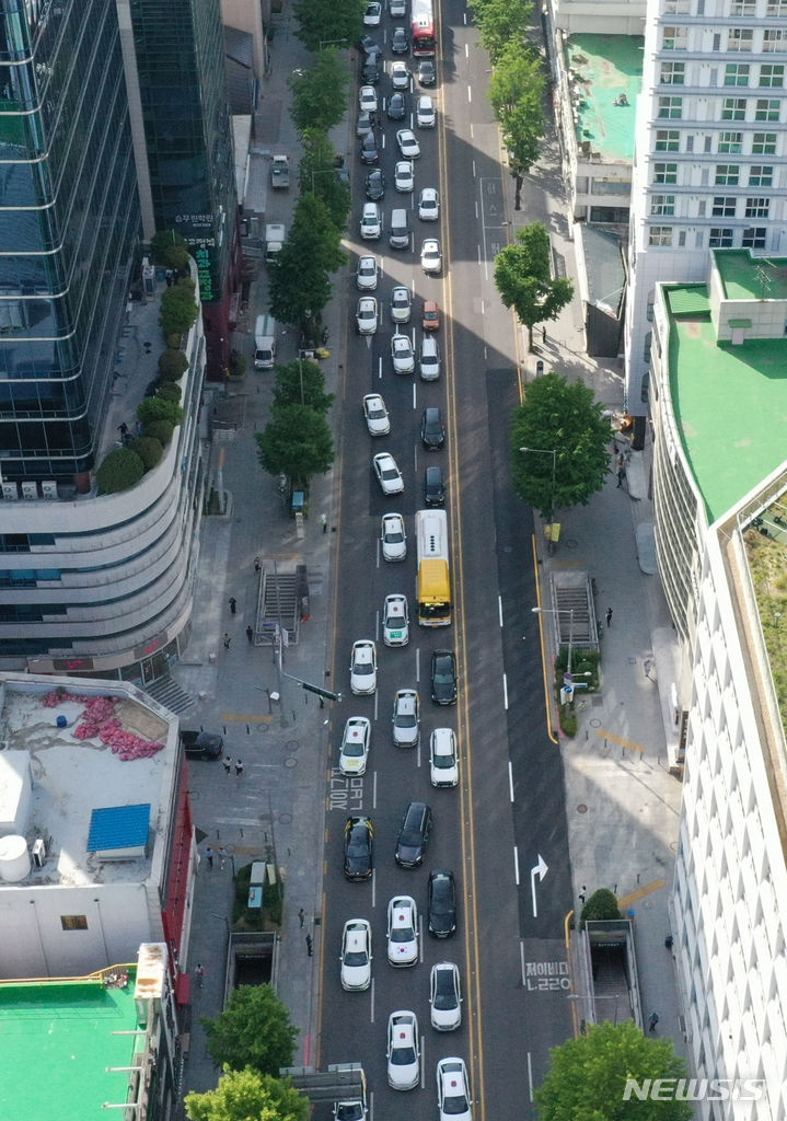 [광주=뉴시스] 이영주 기자 = 20일 오후 광주 동구 금남로에서 44년 전 5·18민주화운동 당시 열린 대중교통 시위를 재현하는 민주기사의 날 행사가 열리고 있다. 2024.05.20. leeyj2578@newsis.com