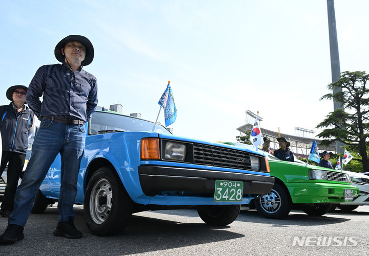 [광주=뉴시스] 박기웅 기자 = 20일 오후 광주 북구 옛 무등경기장 앞에서 제44주년 5·18민중항쟁 민주기사의 날 기념식이 열렸다. 택시기사들은 이날 44년 전 5·18민주화운동 당시 전남도청 앞 금남로를 가득 메우고 광주시민들의 저항을 촉발한 차량 행렬 시위를 재현했다. 2024.05.20. pboxer@newsis.com