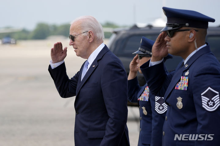 [캠프스프링스=AP/뉴시스] 조 바이든 미국 대통령의 이스라엘-하마스 전쟁 관련 외교 정책 지지율이 최저치로 하락한 것으로 나타났다. 사진은 바이든 대통령이 20일(현지시각) 미국 메릴랜드주 캠프스프링스의 앤드루스공군기지에서 에어포스원에서 하차한 뒤 경례를 받으며 이동하는 모습. 2024.05.21. 