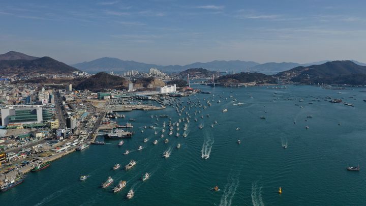 2022년 2월8일 전남 여수시 국동항 인근에서 펼쳐진 '여수 해역 해상 풍력 발전 사업 반대 어업인 총궐기 대회'에서 어선 600여 척이 해상 시위를 하고 있다. *재판매 및 DB 금지