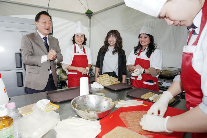 [수원=뉴시스] 2023 수원음식문화박람회를 찾은 이재준 수원시장이 참가자들을 만나고 있다. (사진=수원시 제공) 2024.05.21. photo@newsis.com *재판매 및 DB 금지