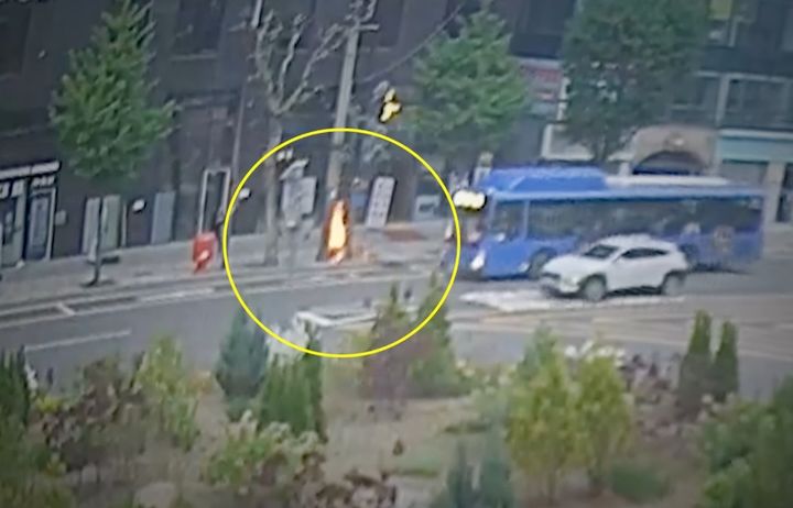 [서울=뉴시스] 지난 18일 경찰청 유튜브에 따르면 지난달 22일 신촌 기차역 앞에 있는 버스정류장에서 원인을 알 수 없는 화재가 발생했다. (사진=경찰청 유튜브) *재판매 및 DB 금지