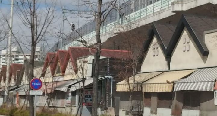 [춘천=뉴시스] 21일 춘천시는 장기적인 경기침체로 어려움을 겪고 있는 골목상권의 활성화를 위해 골목형상점가 지정 기준을 완화했다고 밝혔다. 사진은 춘천 풍물시장 모습. syi23@newsis.com *재판매 및 DB 금지