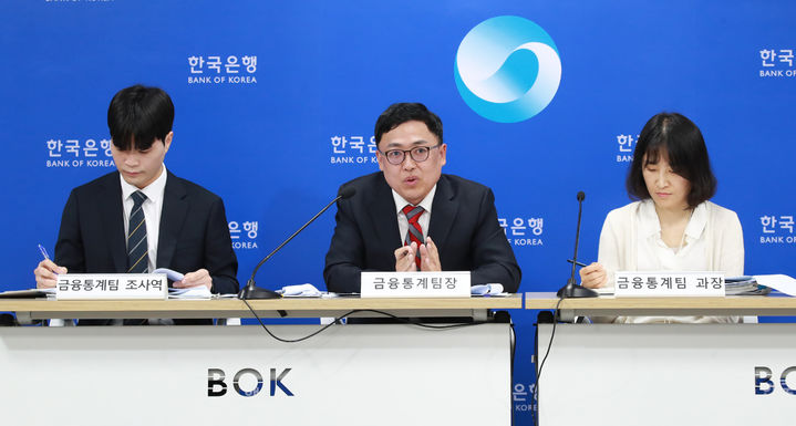 21일 오전 서울 중구 한국은행에서 열린 2024년 1/4분기 가계신용(잠정) 설명회. 왼쪽부터 박성환 금융통계팀 조사역, 서정석 금융통계팀장, 최정윤 금융통계팀 과장(사진제공=한국은행) *재판매 및 DB 금지