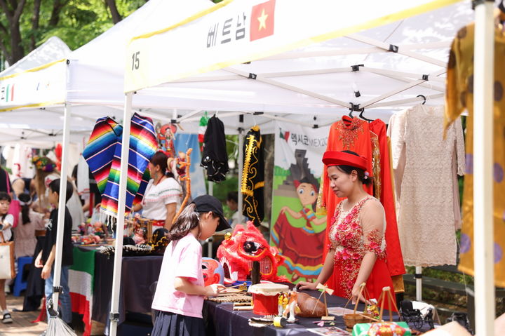 [서울=뉴시스]강남구 다문화축제_국가소개부스. 2024.05.21. (사진=강남구 제공) *재판매 및 DB 금지