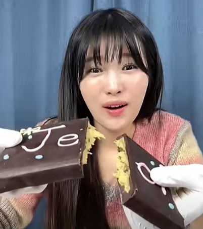 유튜버 '이상한 과자가게'가 두바이 초콜릿 먹방을 진행하고 있다.(사진 출처: 유튜브 채널 이상한 과자가게) *재판매 및 DB 금지
