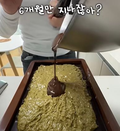 최근 온라인 상에서 인기를 끌고 있는 '두바이 초콜릿'을 직접 만드는 모습(사진 출처 : 유튜브 채널 지뻔뻔) *재판매 및 DB 금지