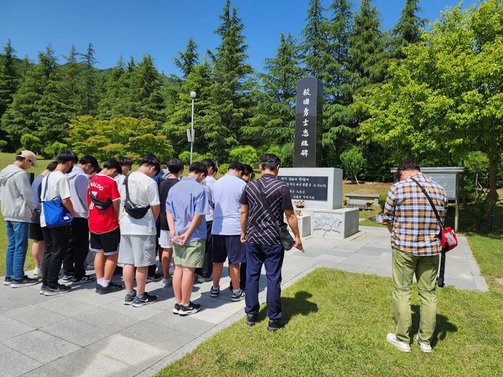 [대구=뉴시스] 민주평화통일자문회의 대구수성구협의회는 성중학교 학급 임원진과 인솔 교사와 함께 경북 칠곡에서 '청소년 통일 안보견학' 행사를 진행했다. (사진 = 대구시 수성구 제공) 2024.05.21. photo@newsis.com *재판매 및 DB 금지