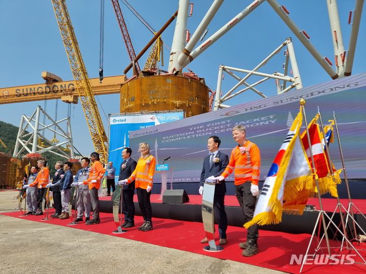 [통영=뉴시스] 21일 경남 통영 HSG성동조선에서 창사 이래 첫 해상풍력 하부구조물 성공적 완성 축하 행사가 열리고 있다.(사진=경남도 제공) 2024.05.21. photo@newsis.com