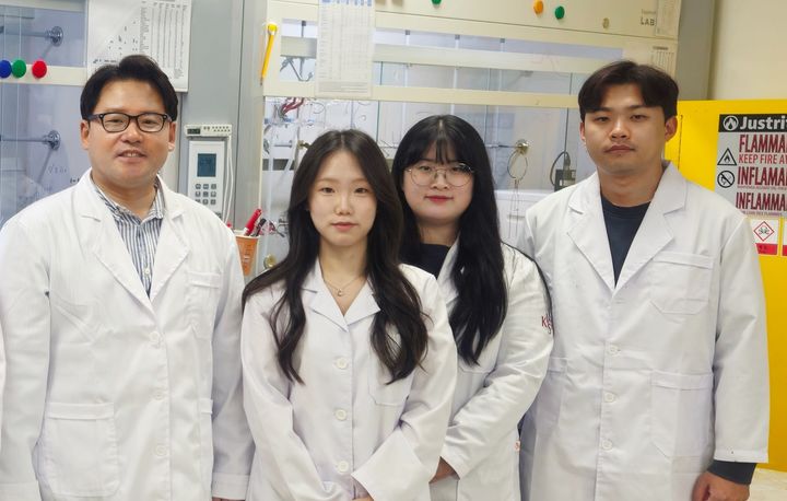 [대전=뉴시스] 생분해성·물성을 동시에 잡은 플라스틱 필름을 개발한 한국생산기술연구원 연구진. 왼쪽부터 홍성우 수석연구원, 권하늬 제1저자, 조고은 학생연구원, 홍평화 박사후연구원.(사진=한국생산기술연구원 제공) *재판매 및 DB 금지