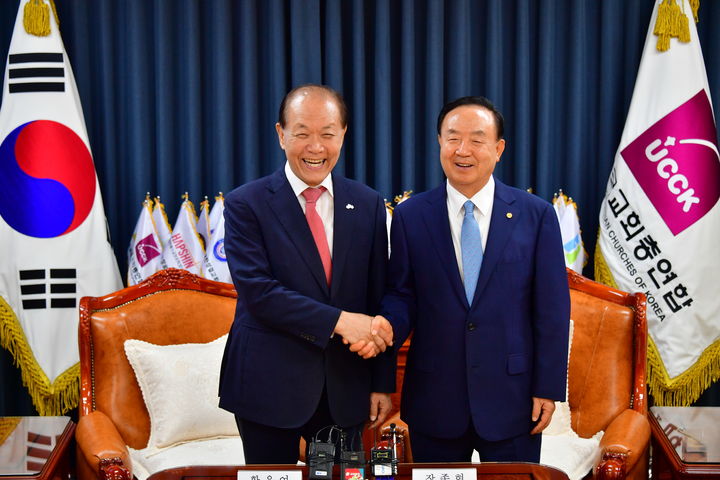 [서울=뉴시스] 21일 한국교회총연합을 방문한 황우여 국민의힘 비상대책위원장과 만난 한교총 대표회장 장종현 목사(오른쪽) (사진= 한국교회총연합 제공) 2024.05.21, photo@newsis.com *재판매 및 DB 금지