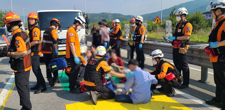 [전주=뉴시스] 21일 오후 3시 4분께 전북 전주시 완산구 중인동의 한 교차로에서 복지센터 승합차가 승용차를 들이받았다. (사진=전북특별자치도소방본부 제공) 2024.05.21. *재판매 및 DB 금지