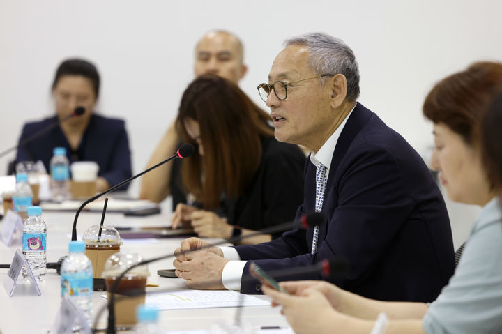 유인촌 문화체육관광부 장관이 21일 경기 과천시 국립현대미술관 과천관을 방문해 직원들과 간담회를 갖고 있다. (사진=문화체육관광부 제공) photo@newsis.com *재판매 및 DB 금지