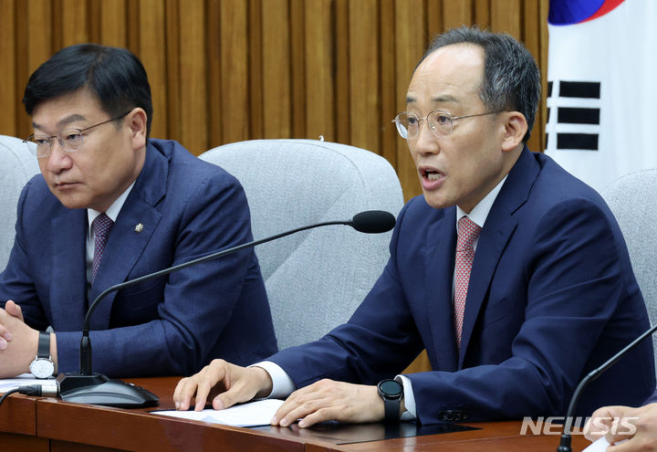 [서울=뉴시스] 조성우 기자 = 추경호 국민의힘 원내대표가 21일 오전 서울 여의도 국회에서 열린 원내대책회의에서 발언하고 있다. 2024.05.21. xconfind@newsis.com