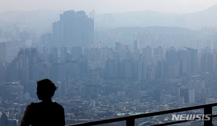 [서울=뉴시스] 김금보 기자 = 21일 서울 중구 남산에서 바라본 서울시내 아파트.  소비 심리가 5개월 만에 비관적으로 조사됐다. 반면 최근 일부 서울 아파트 실거래가 반등하며 1년 후 주택 가격에 대한 소비자들의 전망은 2달 연속 낙관적인 것으로 나타났다.  21일 한국은행이 발표한 '5월 소비자동향조사'에 따르면 소비심리지수(CCSI)는 98.4로 전월 대비 2.3포인트 낮아졌다. 지난해 12월(99.7) 이후 5개월 만에 100 미만이다.   주택가격전망CSI는 101로 전월과 같았다. 주택가격 전망은 지난달 101로 지난해 11월(102) 이후 5개월 만에 100 위로 올라온 바 있다.아파트 아파트매매가격 하락세 둔화, 거래량 소폭 회복에 영향 받았다. 2024.05.01. kgb@newsis.com