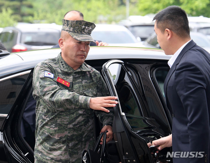 [과천=뉴시스] 김명년 기자 = 김계환 해병대사령관이 해병대 채모 상병 사망 사건 수사외압 의혹 관련 조사를 받기 위해 21일 오전 경기 정부과천청사 고위공직자범죄수사처(공수처)에 출석하고 있다. 2024.05.21. kmn@newsis.com