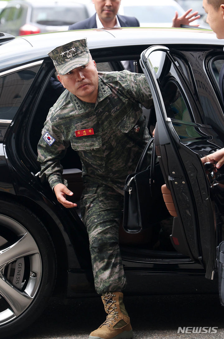 [과천=뉴시스] 김명년 기자 = 김계환 해병대사령관이 해병대 채모 상병 사망 사건 수사외압 의혹 관련 조사를 받기 위해 21일 오전 경기 정부과천청사 고위공직자범죄수사처(공수처)에 출석하고 있다. 2024.05.21. kmn@newsis.com