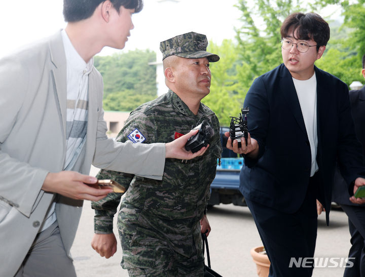 [과천=뉴시스] 김명년 기자 = 김계환 해병대사령관이 해병대 채모 상병 사망 사건 수사외압 의혹 관련 조사를 받기 위해 21일 오전 경기 정부과천청사 고위공직자범죄수사처(공수처)에 출석하고 있다. 2024.05.21. kmn@newsis.com