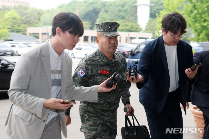 [과천=뉴시스] 김명년 기자 = 김계환 해병대사령관이 해병대 채모 상병 사망 사건 수사외압 의혹 관련 조사를 받기 위해 21일 오전 경기 정부과천청사 고위공직자범죄수사처(공수처)에 출석하고 있다. 2024.05.21. kmn@newsis.com