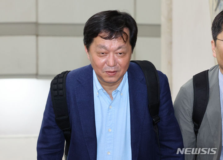 [서울=뉴시스] 정진상 전 더불어민주당 대표실 정무조정실장이 지난해 5월 21일 오전 서울 서초구 서울중앙지방법원에서 열린 대장동 배임 및 성남FC 뇌물수수 의혹 관련 공판에 출석하고 있다. (사진=뉴시스DB). 2025.05.12. photo@newsis.com