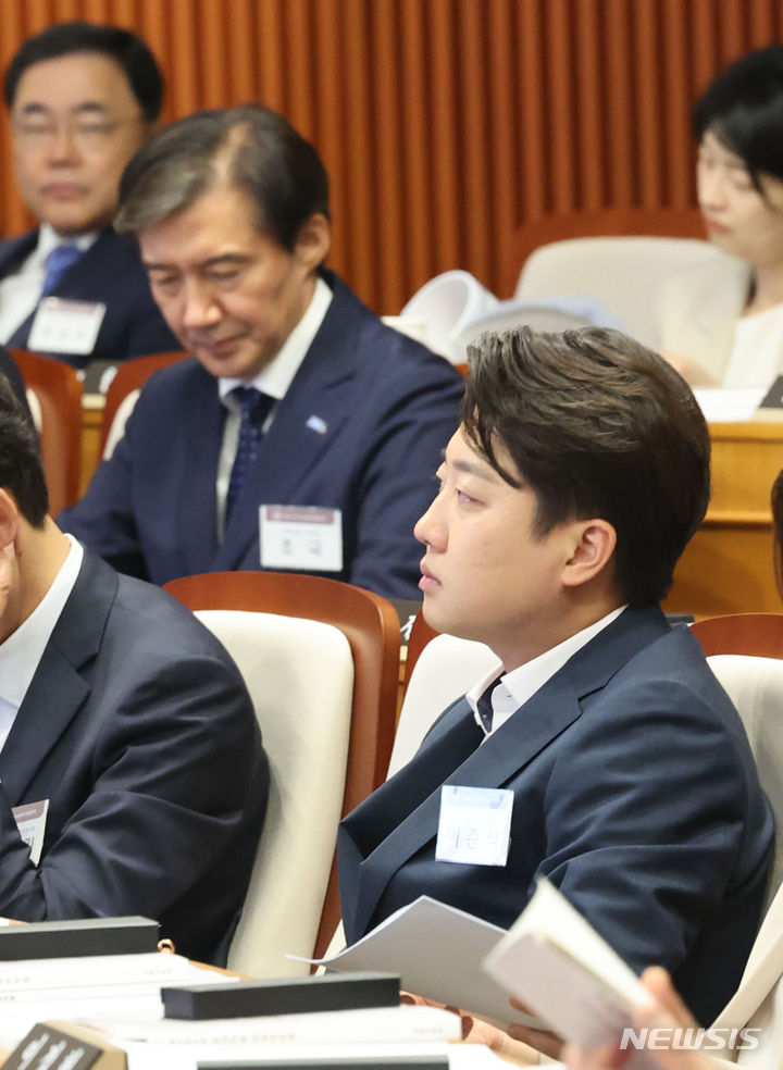 [서울=뉴시스] 권창회 기자 = 이준석 개혁신당 당선인과 조국 조국혁신당 대표가 21일 오전 서울 여의도 국회 박물관에서 열린 제22대 국회 초선의원 의정연찬회에 참석해 자리하고 있다. 2024.05.21. kch0523@newsis.com