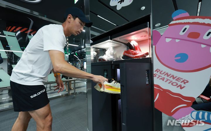 [서울=뉴시스] 고범준 기자 = 지하철 역사 혁신 프로젝트 펀 스테이션 1호 러너스테이션 프레스투어가 열린 21일 서울 영등포구 여의나루역에 조성된 러너스테이션에서 참가자가 살균기에 신발을 넣고 있다.  '러너스테이션'은 여의나루역 내 2개 층(B1~M1)일부 공간을 활용해 시민들이 퇴근길에 특별한 준비 없이 운동화만 있으면 편하게 러닝을 즐길 수 있다. 2024.05.21. bjko@newsis.com