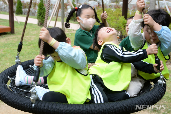 [울산=뉴시스] 배병수 기자 = 21일 울산 중구 입화산 자연휴양림 내 유아숲체험원 개장식에서 유치원생들이 회전그네를 타고 있다. 2024.05.21. bbs@newsis.com.