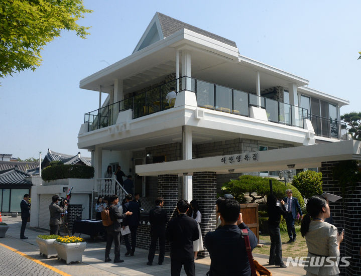 [전주=뉴시스] 김얼 기자 = 옛 전북도지사관사에서 복합문화공간 개소식이 열린 21일 전북 전주시 하얀양옥집을 찾은 시민들이 장내를 둘러보고 있다. 2024.05.21. pmkeul@newsis.com