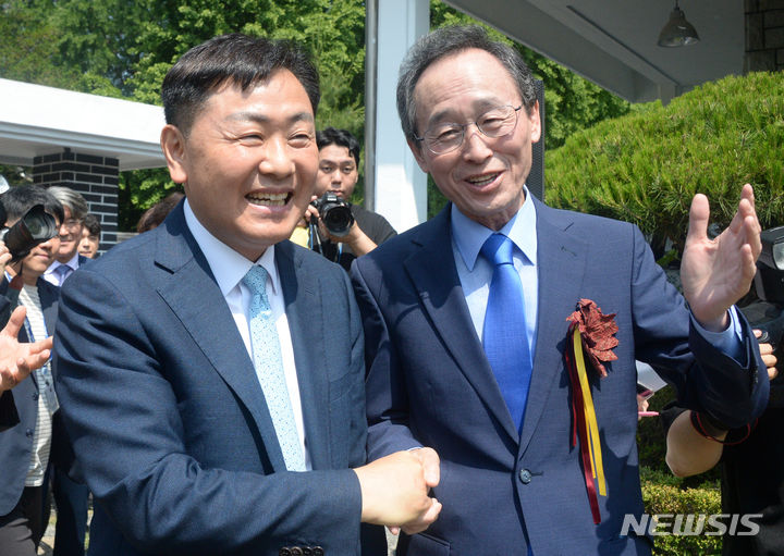 [전주=뉴시스] 김얼 기자 = 김관영(왼쪽) 전북특별자치도 도지사와 송하진 전 전북도지사가 21일 전북 전주시 옛 도지사관사에서 열린 복합문화공간 개소식에 참석해 대화를 나누고 있다. 2024.05.21. pmkeul@newsis.com