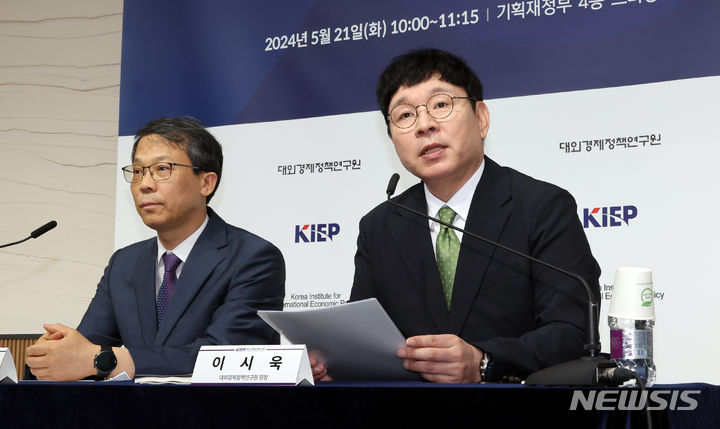 [세종=뉴시스] 강종민 기자 = 대외경제정책연구원 이시욱 원장과 정영식 국제거시금융실장이 21일 세종시 정부세종청사에서 2024년 세계경제는 지난해 대비 0.2%p 하락한 3.0%의 성장률을 기록할 것으로 전망하고 있다. 2024.05.21. ppkjm@newsis.com