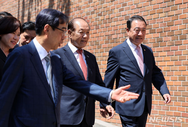 [서울=뉴시스] 홍효식 기자 = 황우여 국민의힘 비상대책위원장이 21일 오후 서울 강남구 이명박 전 대통령 사저를 예방하고 있다. 2024.05.21. yesphoto@newsis.com