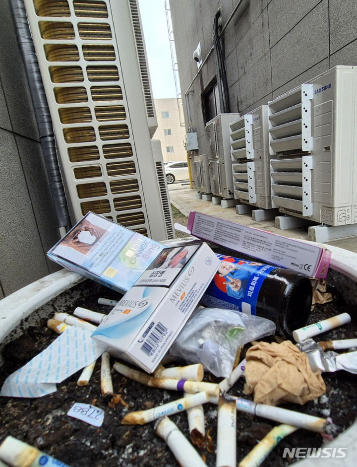 [전주=뉴시스] 전북 전주시 완산구 효자동의 한 상가 지역에 임시로 놓인 재떨이용 화분에 놓여있는 담배꽁초들. 해당 사진은 기사 내용과 관련이 없습니다. (사진=뉴시스 DB). photo@newsis.com 