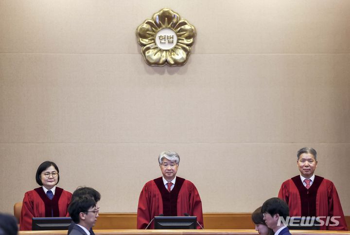 [서울=뉴시스] 정병혁 기자 = 이종석 헌법재판소장을 비롯한 헌법재판관들이 21일 서울 종로구 헌법재판소에서 열린 저탄소 녹색성장 기본법 제42조 제1항 제1호 등의 위헌 확인 사건 2차 변론기일에 참석하고 있다. 2024.05.21. jhope@newsis.com