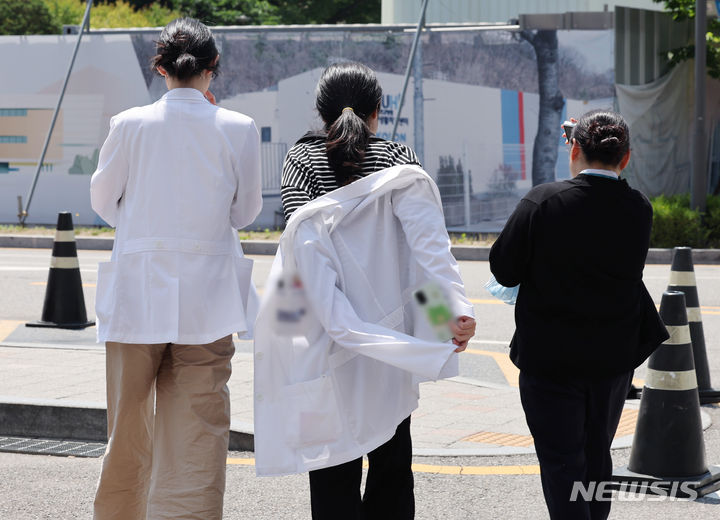 [서울=뉴시스] 김진아 기자 = 지난해 5월 21일 서울의 한 대학병원에서 의료진이 이동하고 있다. 2024.05.21. bluesoda@newsis.com