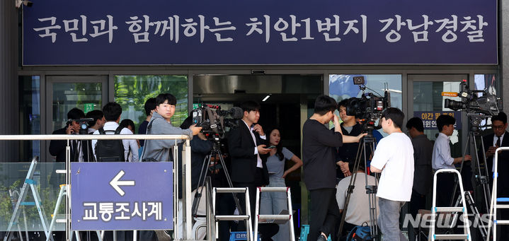 [서울=뉴시스] 추상철 기자 = 전문가들은 술 타기 수법과 같은 사법 방해 행위를 처벌하는 입법이 필요하다고 입을 모았다. 사진은 지난달 21일 오후 서울 강남구 강남경찰서에서 음주 뺑소니 혐의를 받는 트로트 가수 김호중이 취재진을 피해 지하주차장으로 출석하자 자리를 옮기고 있는 모습. 2024.06.25. scchoo@newsis.com