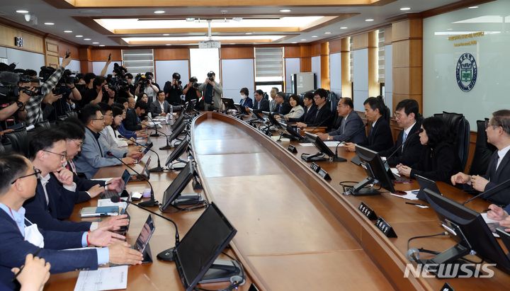 [부산=뉴시스] 하경민 기자 = 부산대학교 최재원 총장과 보직교수, 각 단과대학장 등이 21일 오후 부산 금정구 대학본부에서 최근 부결된 의과대학 정원 증원 학칙 개정안을 재심의하는 교무회의를 하고 있다. 2024.05.21. yulnetphoto@newsis.com