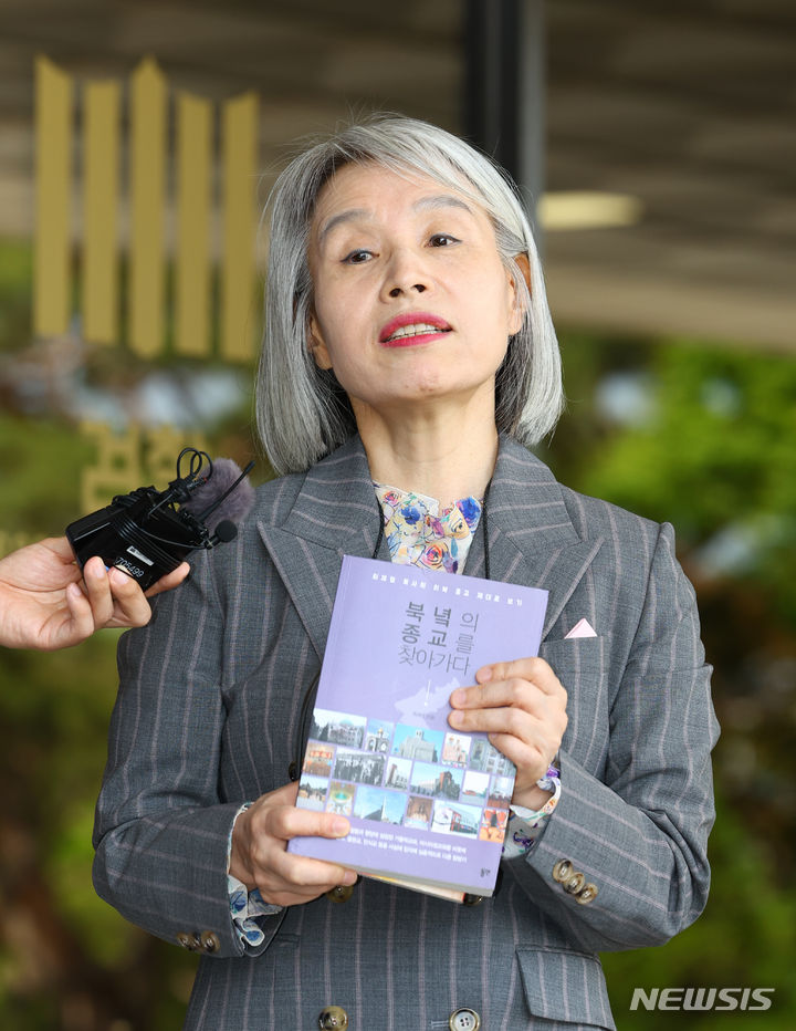 [서울=뉴시스] 황준선 기자 = 윤석열 대통령 부부가 살던 아파트 주민 권성희 변호사가 21일 오후 서울 서초구 서울중앙지방검찰청에서 열린 참고인 조사에 출석하며 입장을 밝히고 있다. 권 변호사는 지난 2022년 윤석열 대통령 부부가 살던 서울 서초구 아파트 분리수거장에서 김건희 여사가 선물 받은 것으로 추정되는 최재형 목사의 저서 등을 주웠다고 주장했다. 2024.05.21. hwang@newsis.com