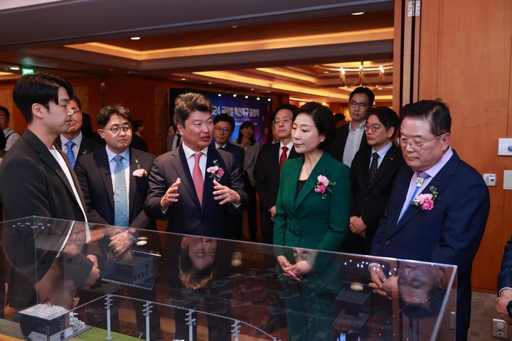 [서울=뉴시스] 오영주 중소벤처기업부 장관이 21일 서울 중구 롯데호텔에서 열린 2024 글로벌 혁신특구 출범식에 참석해 전시부스를 둘러보고 있다. (사진=중소벤처기업부 제공) 2024.05.21. photo@newsis.com *재판매 및 DB 금지