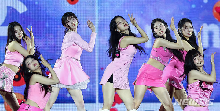 [서울=뉴시스] 김근수 기자 = 프로미스나인이 21일 서울 종로구 경복궁에서 열린&nbsp; ‘2024 국가유산 방문 캠페인 : ‘코리아 온 스테이지’ 무대에서 공연을 펼치고 있다. 2024.05.21. ks@newsis.com