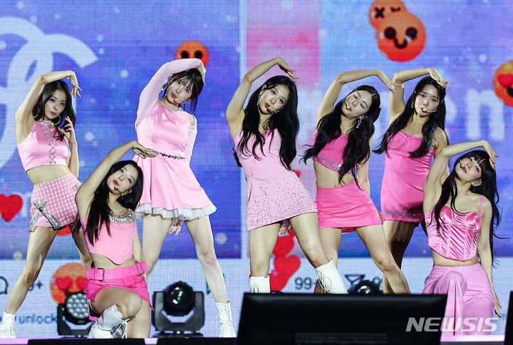 [서울=뉴시스] 김근수 기자 = 프로미스나인이 21일 서울 종로구 경복궁에서 열린&nbsp; ‘2024 국가유산 방문 캠페인 : ‘코리아 온 스테이지’ 무대에서 공연을 펼치고 있다. 2024.05.21. ks@newsis.com