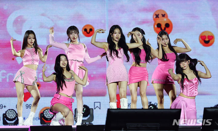 [서울=뉴시스] 김근수 기자 = 프로미스나인이 21일 서울 종로구 경복궁에서 열린 ‘2024 국가유산 방문 캠페인 : ‘코리아 온 스테이지’ 무대에서 공연을 펼치고 있다. 2024.05.21. ks@newsis.com