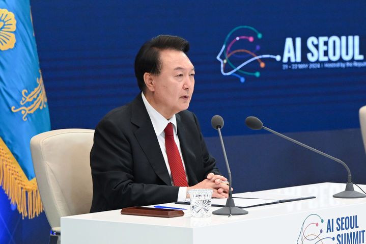 [서울=뉴시스]윤석열 대통령이 21일 청와대 영빈관에서 '인공지능(AI) 서울 정상회의' 정상세션(화상) 개회사 및 서울선언을 소개하고 있다. (사진=대통령실 제공) 2024.05.21. photo@newsis.com *재판매 및 DB 금지