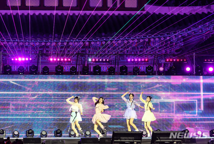 [서울=뉴시스] 김근수 기자 = 걸그룹 뉴진스가 21일 서울 종로구 경복궁에서 열린 ‘2024 국가유산 방문 캠페인 : ‘코리아 온 스테이지’ 무대에서 공연을 펼치고 있다. 2024.05.21. ks@newsis.com
