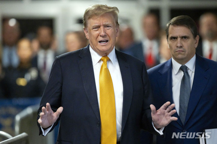 [뉴욕=AP/뉴시스]도널드 트럼프 전 미국 대통령의 성추문 의혹 관련 재판의 증인신문 절차가 21일(현지시각) 종료됐다. 사진은 트럼프 전 대통령이 이날 맨해튼형사법원에서 열린 성추문 입막음돈 관련 장부 조작 혐의 재판에 참석한 뒤 법정을 나서는 모습. 2024.05.22.