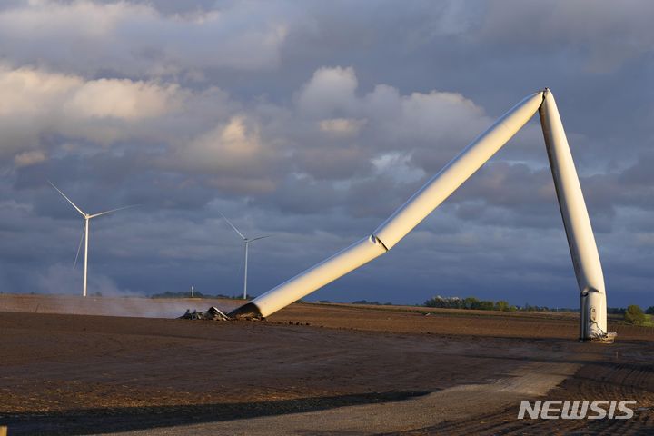 [프레스콧=AP/뉴시스] 21일(현지시각) 미 아이오와주 프레스콧 인근에서 토네이도로 인해 풍력 발전기가 엿가락처럼 휘어진 채 쓰러져 있다. 2024.05.23.