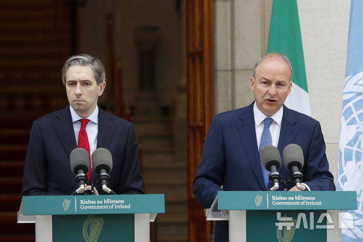 [더블린=AP/뉴시스]지난해 11월 총선거를 치른 아일랜드에서 우파 중심의 연립 정부 구성을 위한 합의가 도출됐다. 사진은 사이먼 해리스(왼쪽) 아일랜드 총리와 미할 마틴 아일랜드 부총리 겸 외무장관이 지난해 5월22일(현지시각) 아일랜드 수도 더블린의 정부청사 밖에서 열린 기자회견에서 발언하는 모습. 2025.01.16.