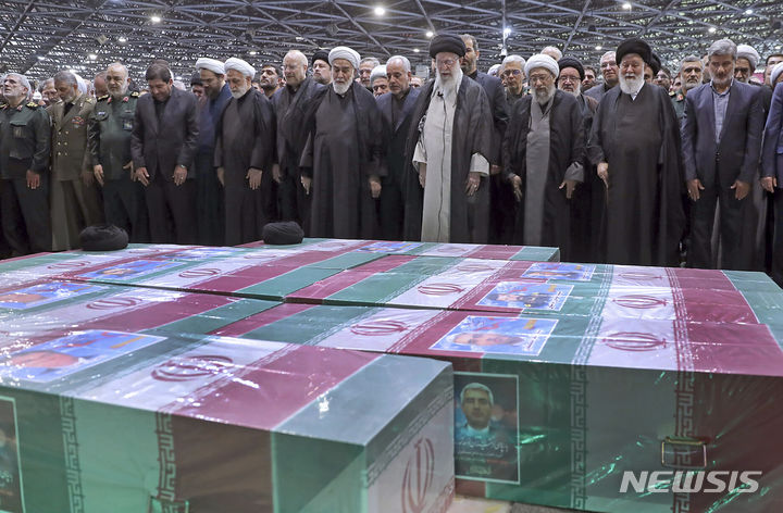 [테헤란=AP/뉴시스] 아야톨라 알리 하메네이 이란 최고지도자가 22일(현지시각) 수도 테헤란에서 열린 고 에브라힘 라이시 대통령과 헬기 추락 사고 희생자들의 장례식에서 기도하고 있다. 2024.05.23.