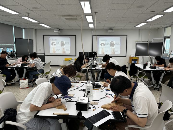 [진주=뉴시스]경남과학교육원, 발명·메이커 정규과정 학부모 메이커체험과 학생교육 참여 모습.(사진=경남과학교육원 제공).2024.05.22.photo@newsis.com *재판매 및 DB 금지