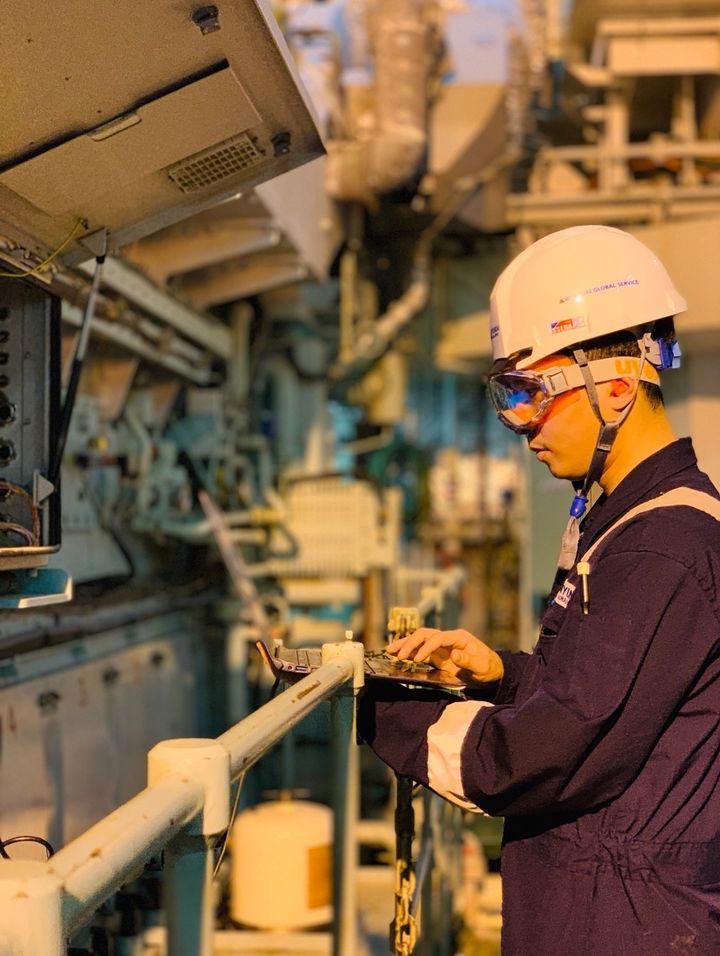 [서울=뉴시스]HD SmartCare 부산 센터 직원이 선박 방문 점검 서비스를 제공하는 모습. (사진=HD현대마린솔루션 제공) photo@newsis.com *재판매 및 DB 금지